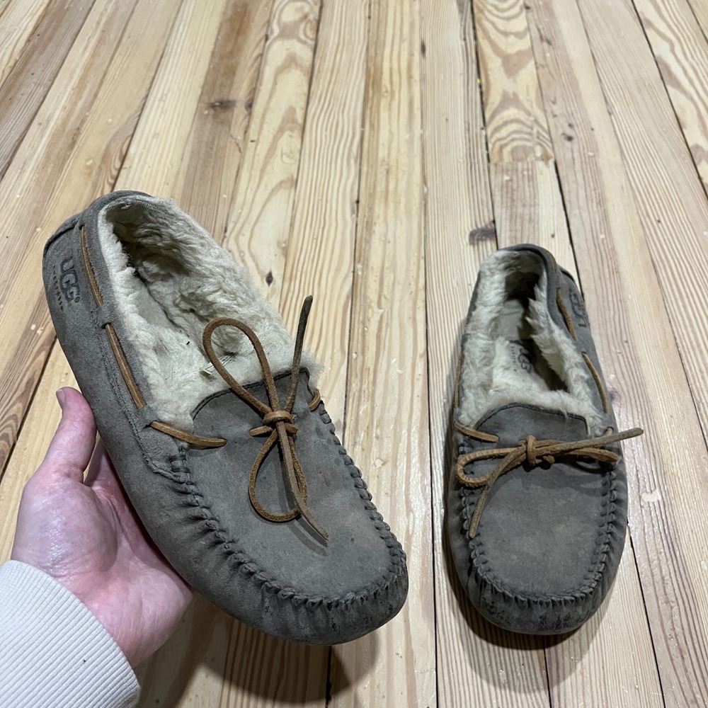 UGG Dakota Moccasin Slippers Womens 9 Grey Suede Sheepskin Lined House Shoes